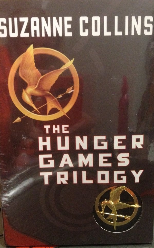 67 editions of Golodnye igry. I vspyhnet plamja. Sojka-peresmeshnica by Suzanne Collins